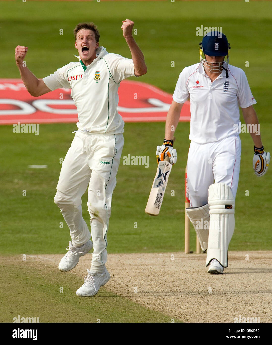 Morne Morkel (à gauche), en Afrique du Sud, célèbre le rejet d'Andrew Flintooff, en Angleterre, lors du deuxième match du npower Test au terrain de cricket de Headingley, à Leeds. Banque D'Images