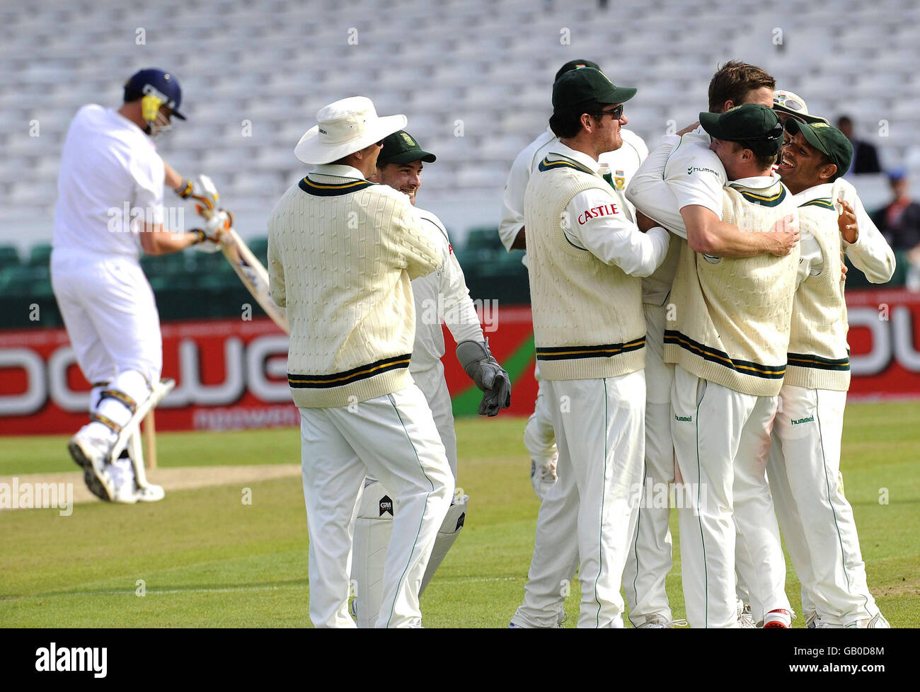 Morne Morkel, en Afrique du Sud, célèbre avec ses coéquipiers après avoir rejeté Andrew Flintooff, en Angleterre, lors du deuxième match du npower Test au terrain de cricket de Headingley, à Leeds. Banque D'Images