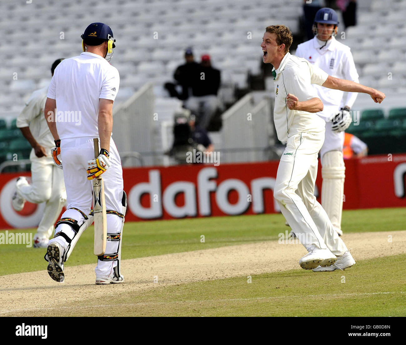 Morne Morkel, en Afrique du Sud, célèbre le rejet d'Andrew Flintof (à gauche), en Angleterre, lors du deuxième match de npower Test au terrain de cricket de Headingley, à Leeds. Banque D'Images