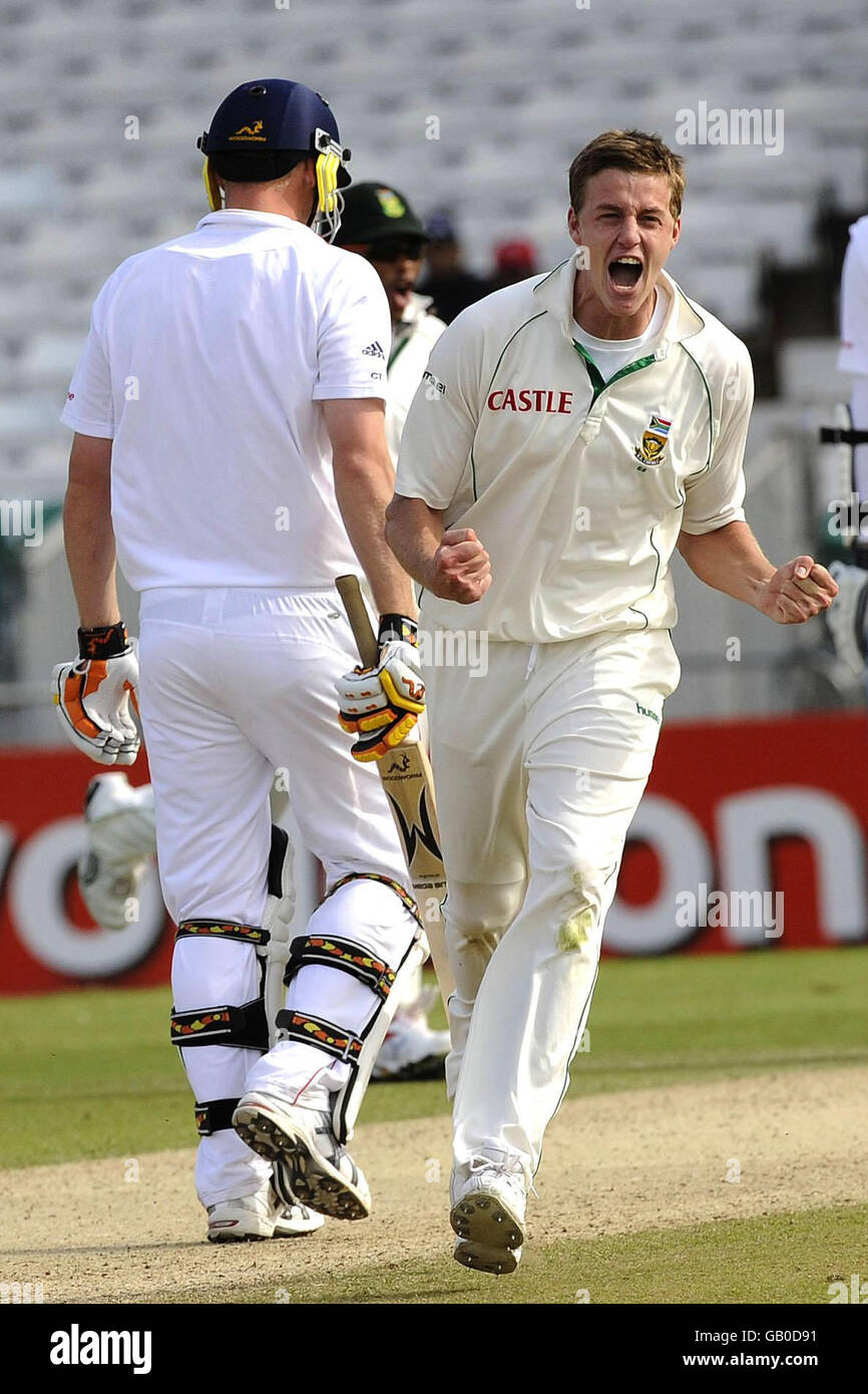 Morne Morkel (à droite), en Afrique du Sud, célèbre le rejet d'Andrew Flintooff, en Angleterre, lors du deuxième match du npower Test au terrain de cricket de Headingley, à Leeds. Banque D'Images