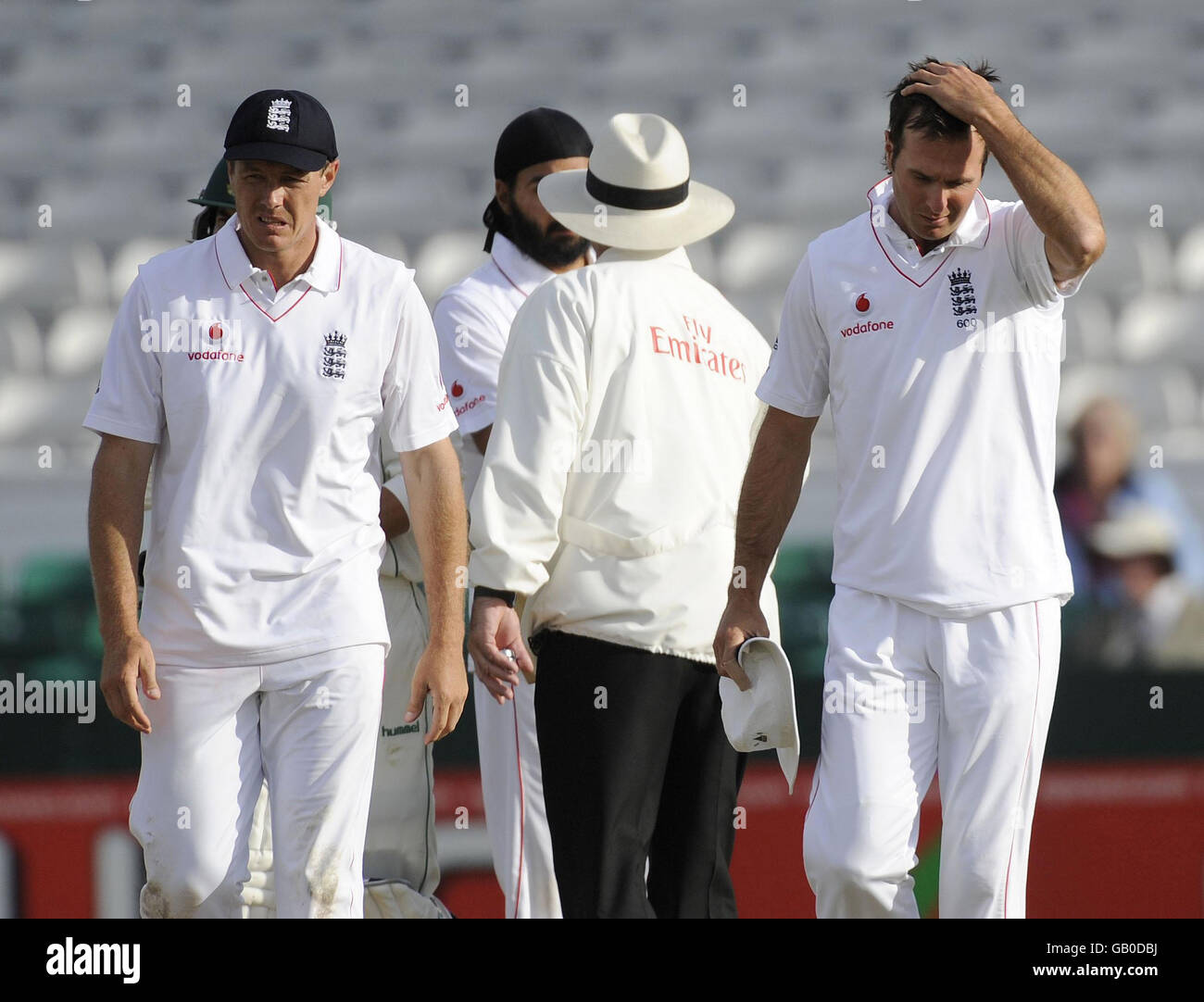 Le capitaine d'Angleterre Michael Vaughan et Darren Pattinson (à gauche) montrent leur déception à la fin du deuxième match du npower Test au terrain de cricket de Headingley, à Leeds. Banque D'Images
