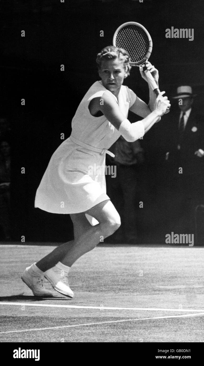 Photo De Presse Originale 1973 – Alex Heyer Bat Ilie Nastase – Wimbledon – Tennis
