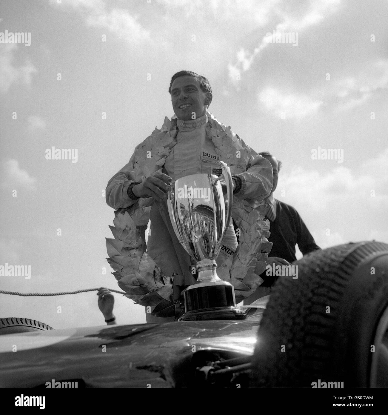 Le Britannique Jim Clark porte la guirlande de l'honneur et tient Son trophée après son triomphe au Grand Prix de Grande-Bretagne À Silverstone dans son Lotus Banque D'Images