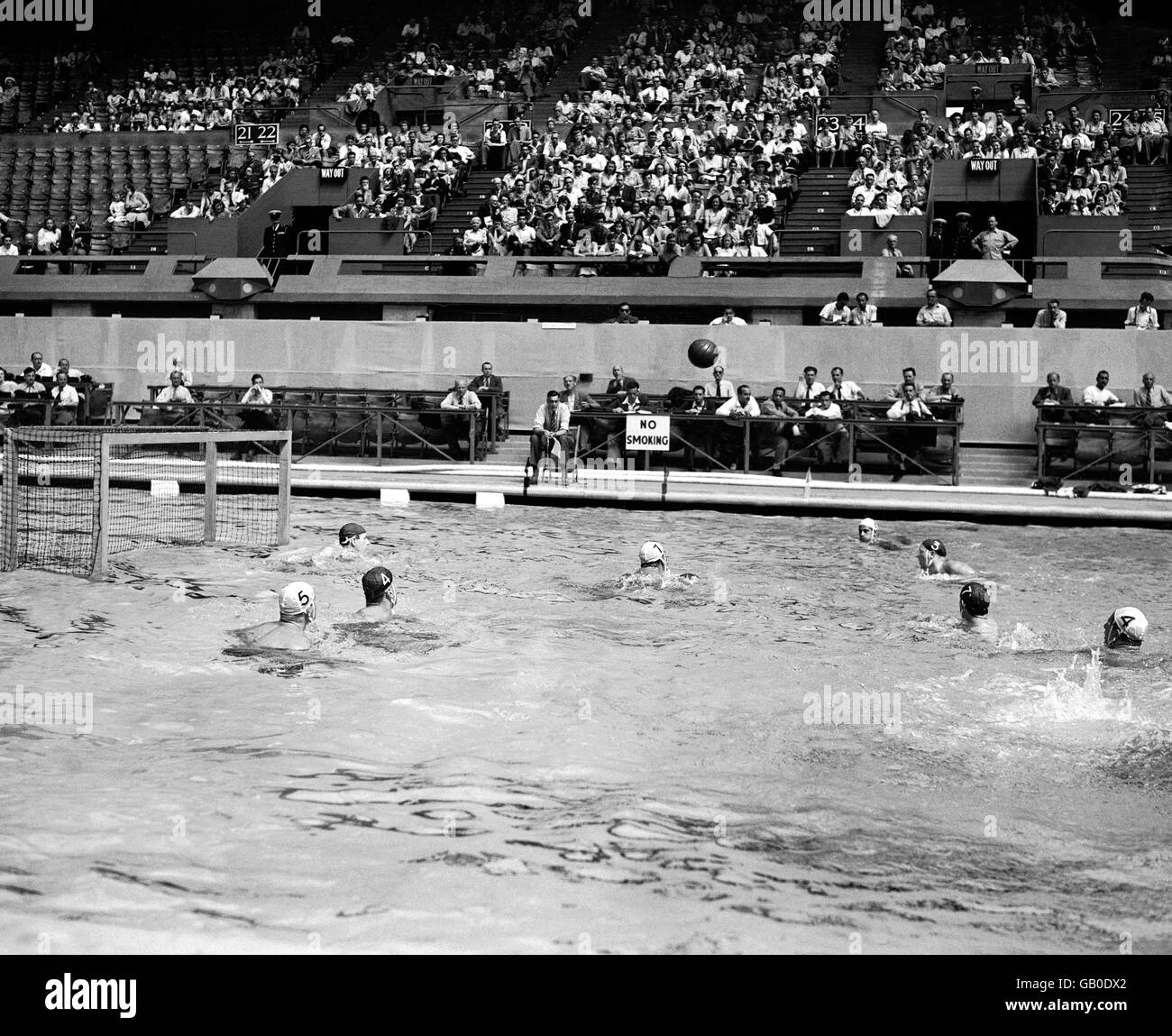 Jeux Olympiques de Londres 1948 - Water Polo - Empire Pool.Action lors du match entre la Grèce et l'Argentine au cours du premier tour des étapes du groupe. Banque D'Images