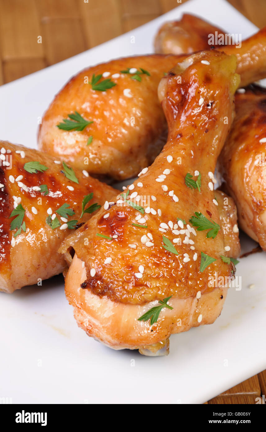 Cuisse de poulet frit avec des graines de sésame dans une assiette Banque D'Images