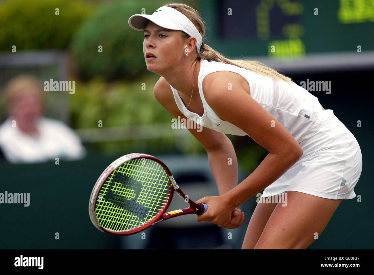 Tennis - Wimbledon 2003 - deuxième tour féminin - Maria Sharapova / Elena  Bovina.Maria Sharapova pendant son match contre Elena Bovina Photo Stock -  Alamy
