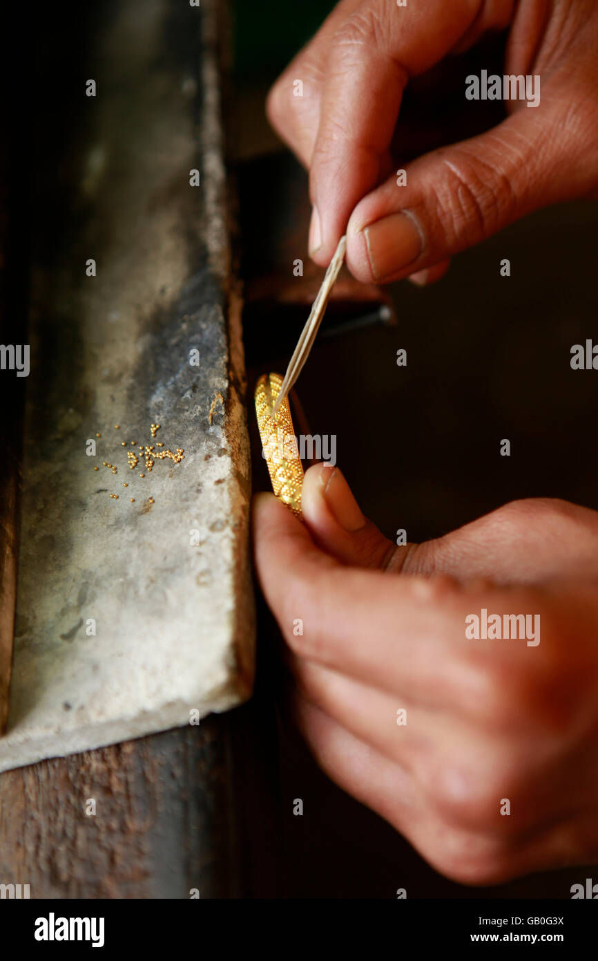 Bijoux traditionnels thaïlandais Somsak réalisés dans l'usine d'or près de Sukhothai Banque D'Images Bijoux traditionnels thaïlandais Somsak réalisés dans l'usine d'or près de Sukhothai Banque D'Images