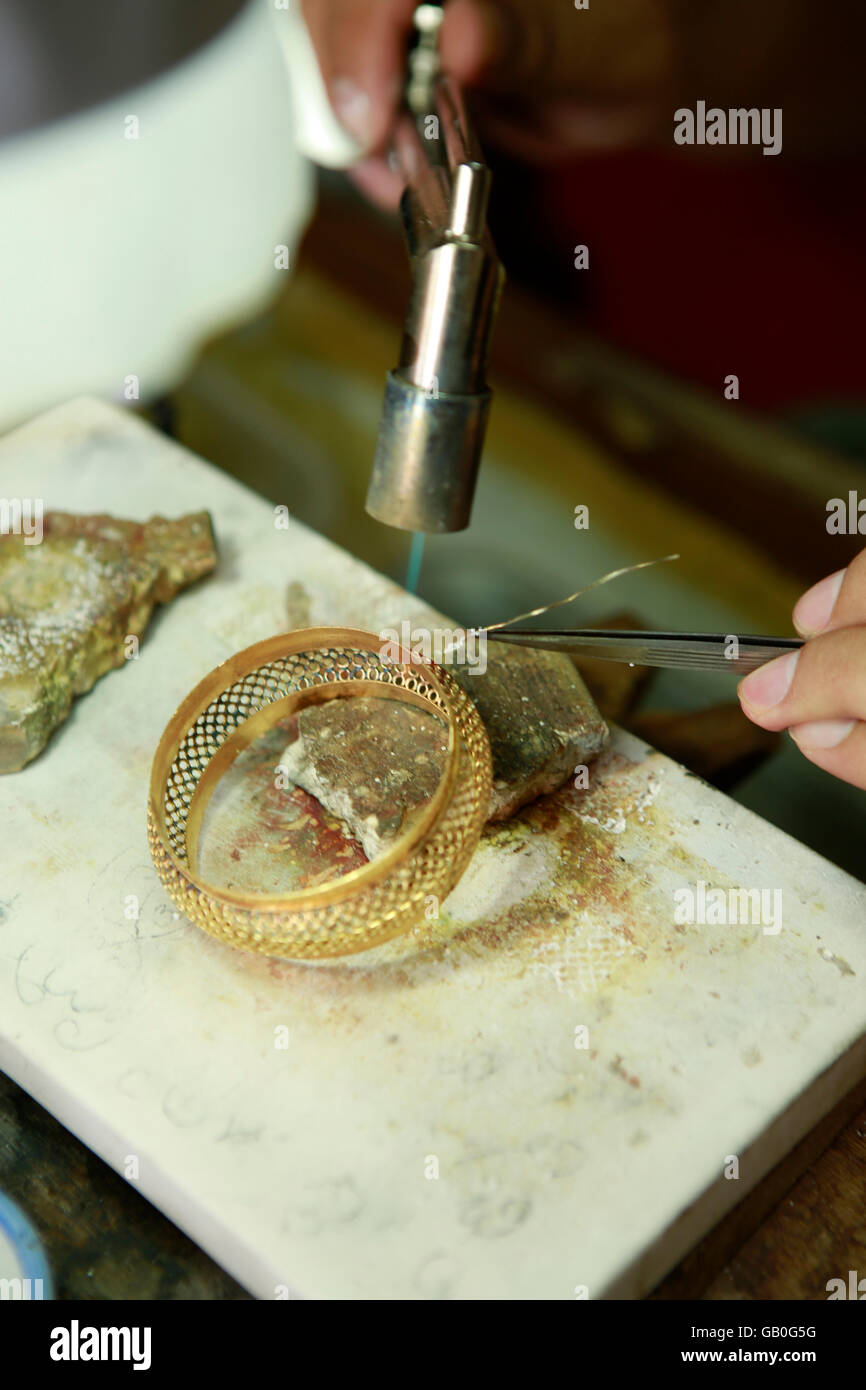 Bijoux traditionnels thaïlandais Somsak réalisés dans l'usine d'or près de Sukhothai Banque D'Images Bijoux traditionnels thaïlandais Somsak réalisés dans l'usine d'or près de Sukhothai Banque D'Images
