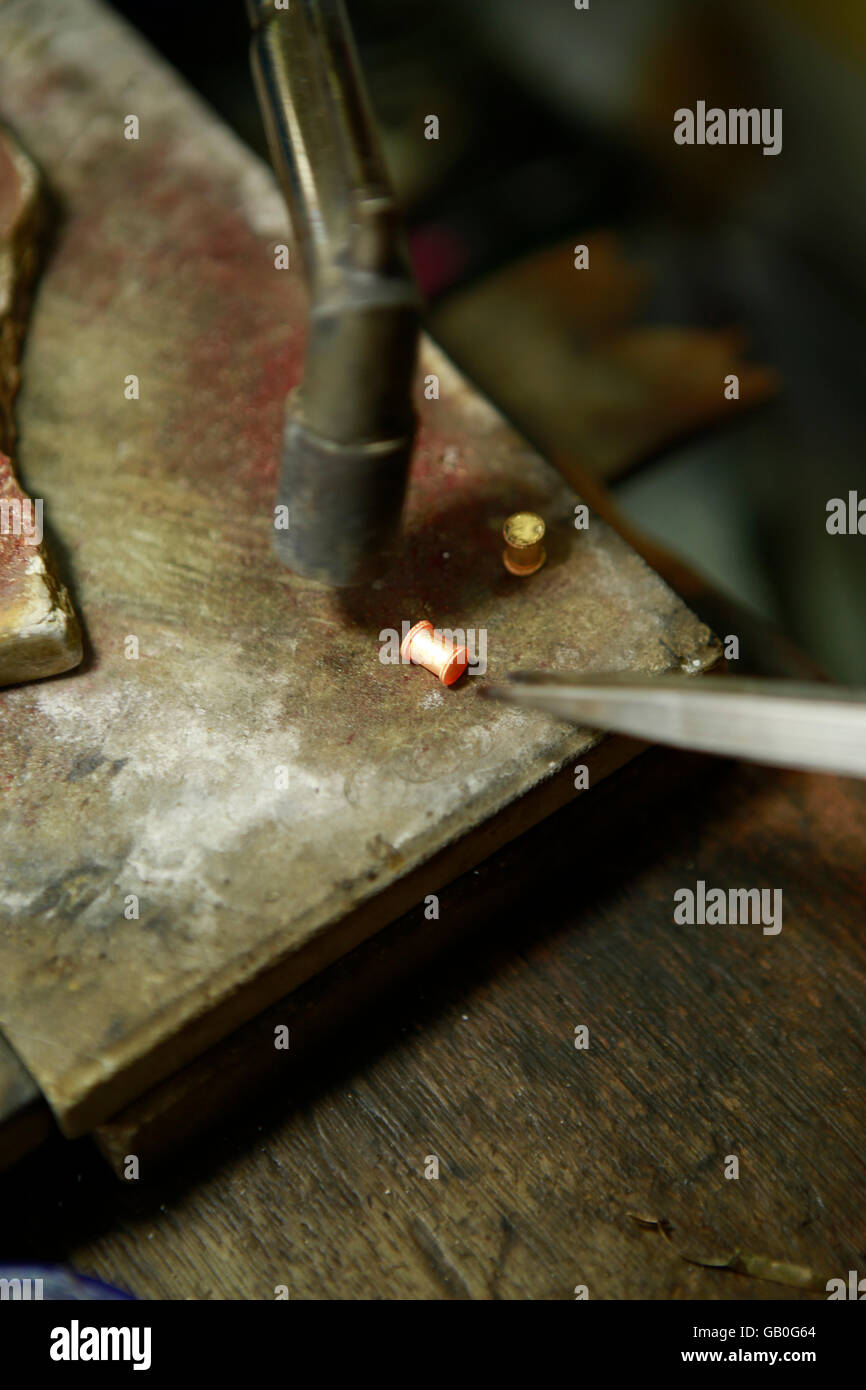 Bijoux traditionnels thaïlandais Somsak réalisés dans l'usine d'or près de Sukhothai Banque D'Images Bijoux traditionnels thaïlandais Somsak réalisés dans l'usine d'or près de Sukhothai Banque D'Images