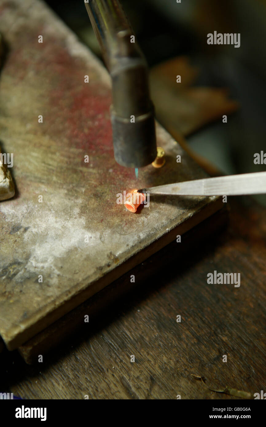 Bijoux traditionnels thaïlandais Somsak réalisés dans l'usine d'or près de Sukhothai Banque D'Images Bijoux traditionnels thaïlandais Somsak réalisés dans l'usine d'or près de Sukhothai Banque D'Images