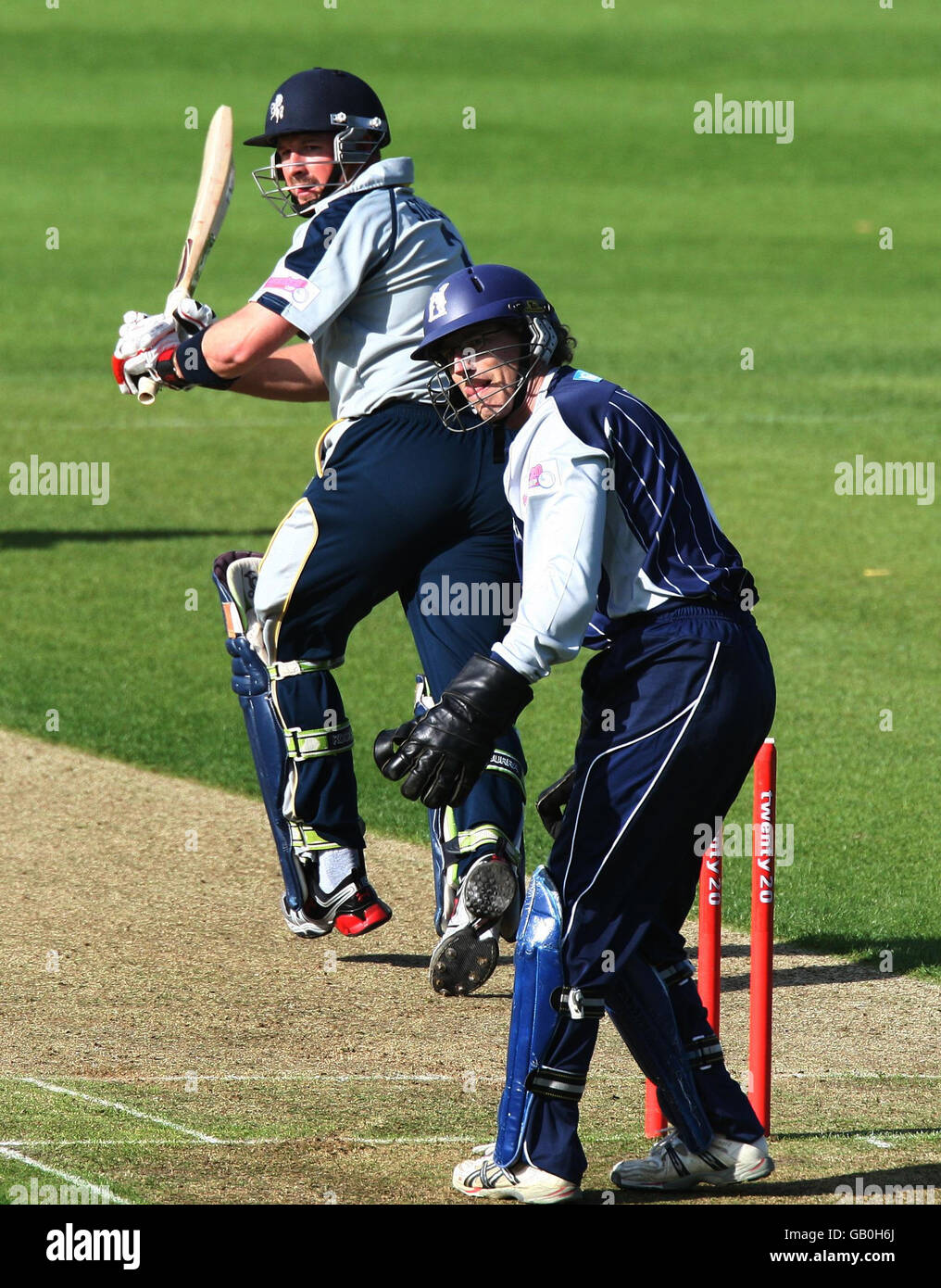 Darren Stevens, de Kent Spitfire, reporte le ballon devant Tony Frost, le gardien de Warwickshire, lors du match final de la coupe Twenty20 au Edgebaston Cricket Club, à Birmingham. Banque D'Images