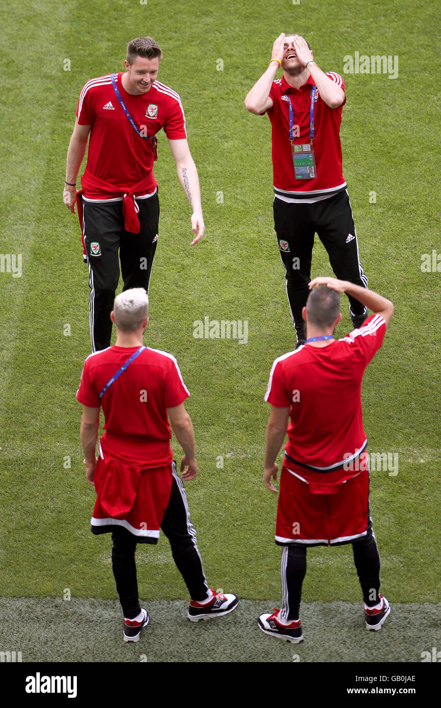 Pays de Galles gardien Wayne Hennessey avec coéquipiers Gareth Bale (haut droite), Aaron Ramsey (en bas à gauche) et Joe Ledley (en bas à droite) au cours de la marche autour du Stade de Lyon, Lyon. Banque D'Images