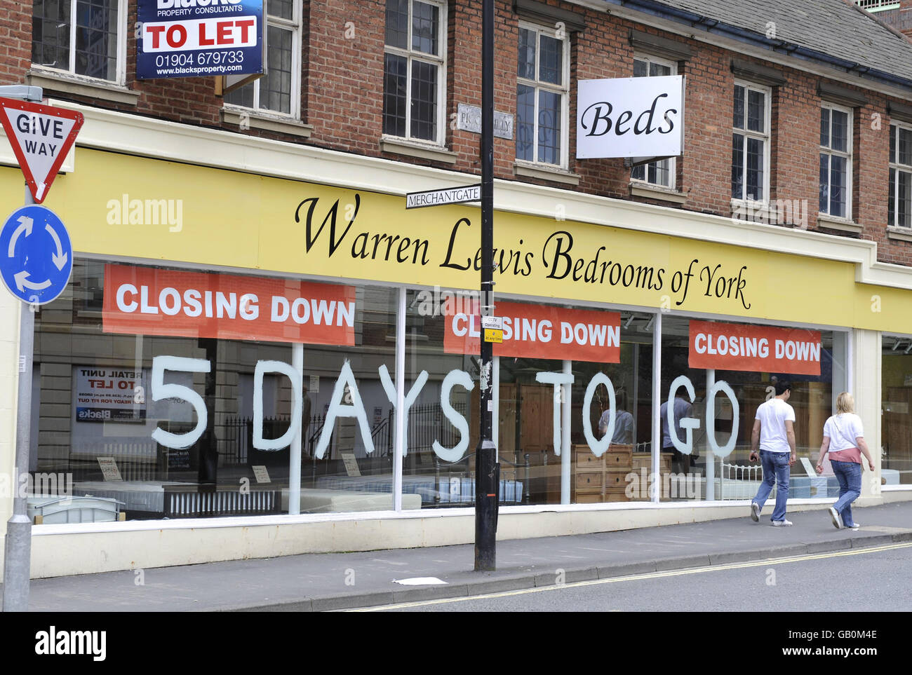 Un magasin de meubles à York annonçant sa vente de clôture. Banque D'Images