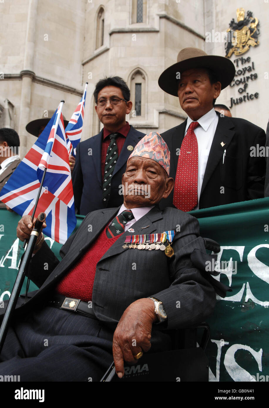 Le gagnant du VC, Tul Bahadur Pun, front, rejoint d'autres Gurkhas en dehors des cours royales de justice de Londres, avant d'assister à une audience sur les droits de règlement de Gurkhas en Grande-Bretagne. Banque D'Images Le gagnant du VC, Tul Bahadur Pun, front, rejoint d'autres Gurkhas en dehors des cours royales de justice de Londres, avant d'assister à une audience sur les droits de règlement de Gurkhas en Grande-Bretagne. Banque D'Images