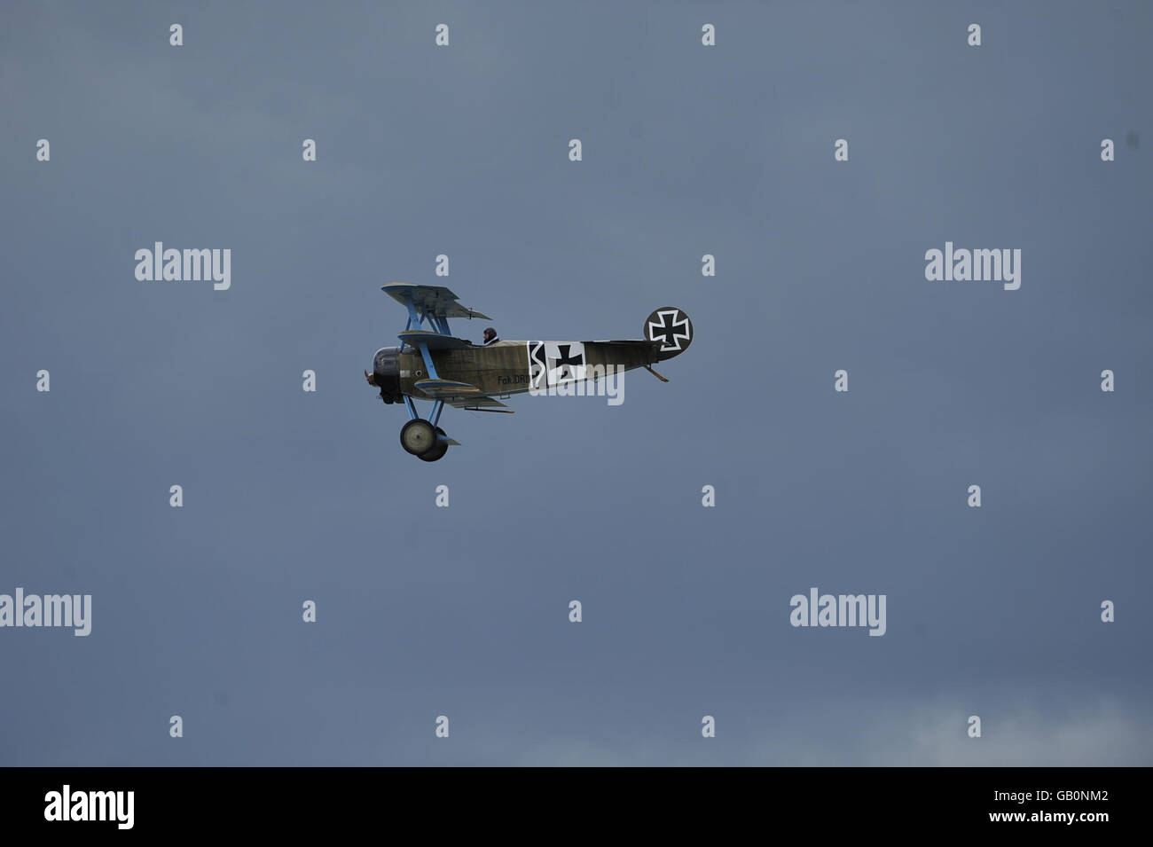 Une réplique Fokker Dr. I Dreidecker, un des avions de chasse allemands classiques de la première Guerre mondiale, vu en action au Royal International Air Tattoo à Fairford. Banque D'Images