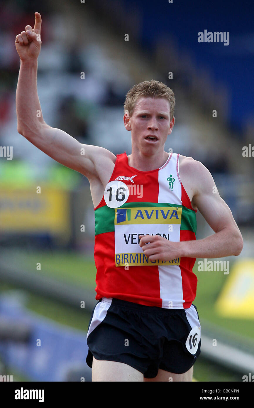 Aldershot, Farnham et Andy Vernon du District célèbrent la victoire de la finale masculine de 5000m lors des championnats nationaux Aviva, stade Alexander, Birmingham Banque D'Images