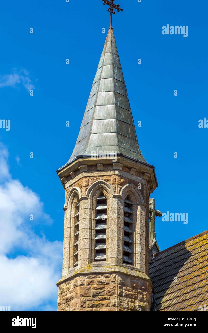 Une église, une croix sur une flèche à St Ives Harbour à Cornwall, UK Banque D'Images