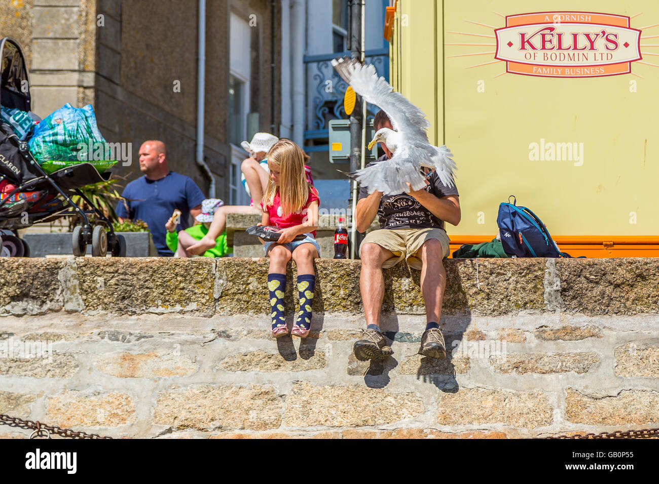 No 2 d'une séquence de 3 shot montrant une mouette s'attaquer à un vacancier un vol d'un pasty à St Ives, Cornwall Banque D'Images