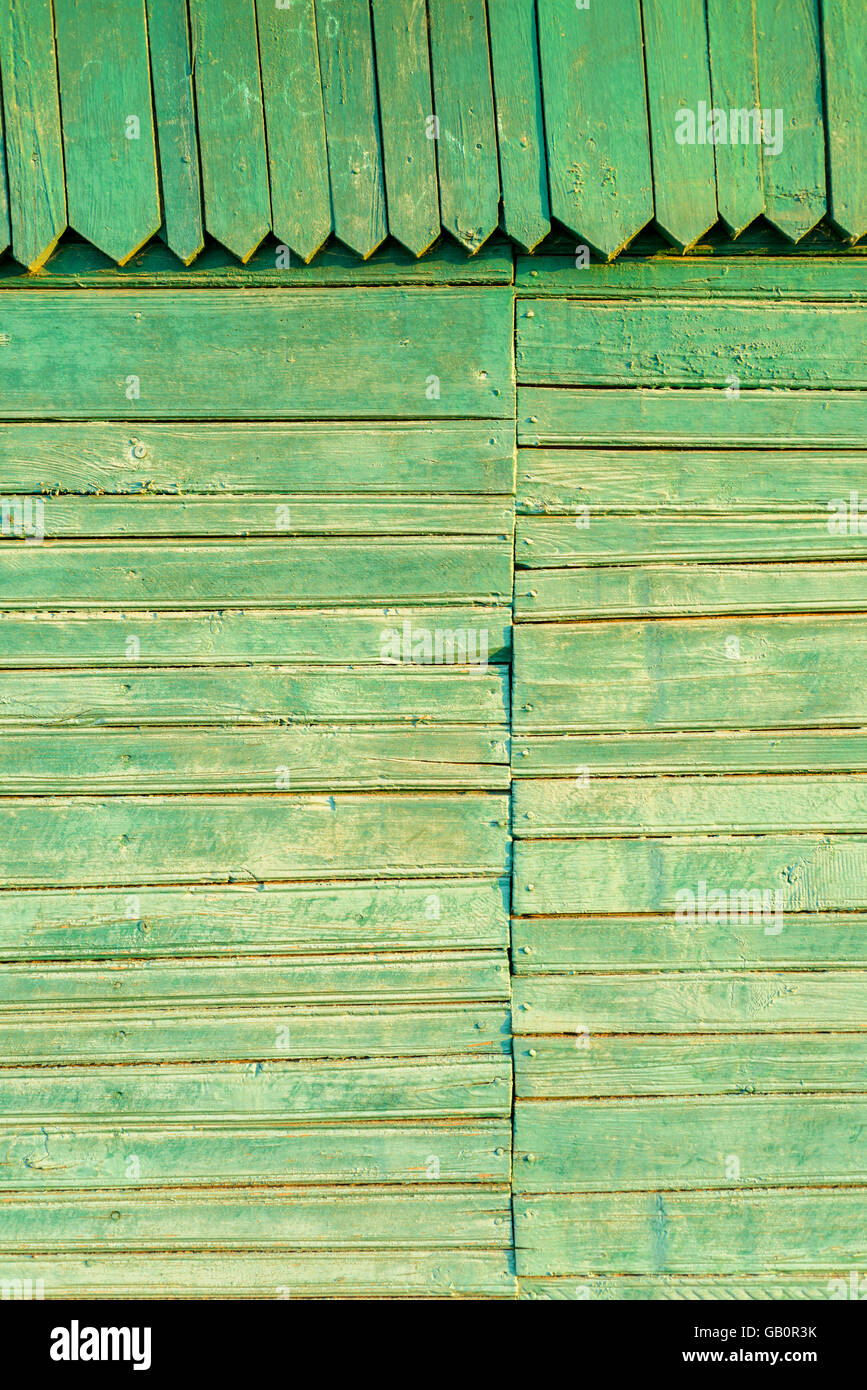Vieux bois vert pâle avec joint en forme de triangle et détails sculptés. L'espace de copie pour la zone d'affichage de texte. Modèle vertical. Banque D'Images