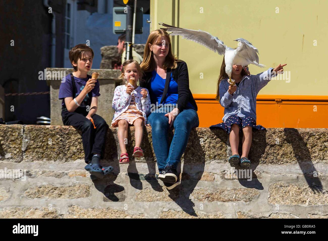 No 4 d'une séquence de 7 shot montrant une mouette s'attaquer à un vacancier un vol d'un pasty à St Ives, Cornwall Banque D'Images