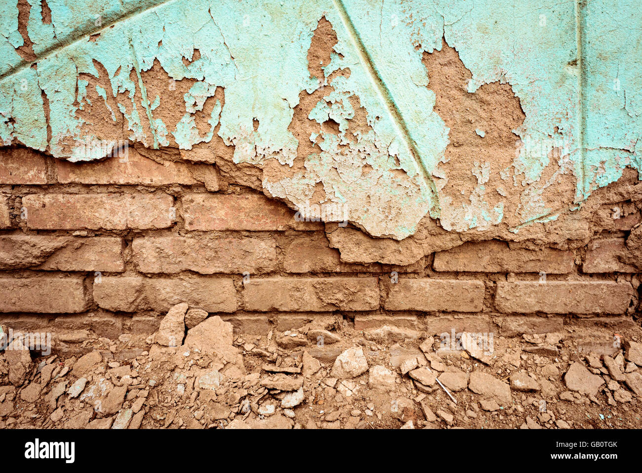 Grunge style arrière-plan d'un mur de brique rouge s'écrouler avec l'âge et d'une surface peinte verte Banque D'Images