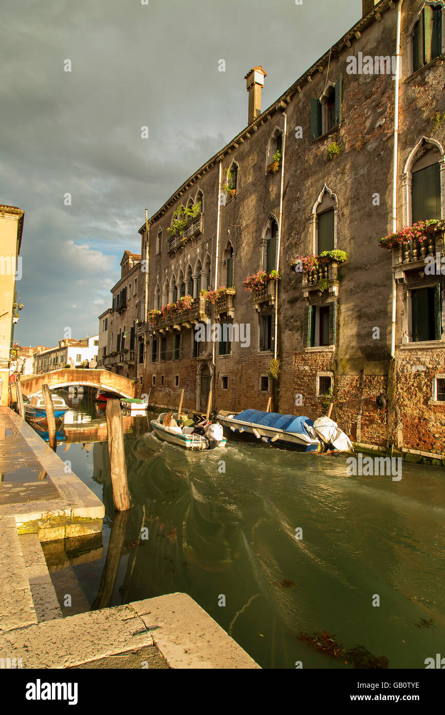 Maison de Venise donnant des mesures du canal avec voile Banque D'Images