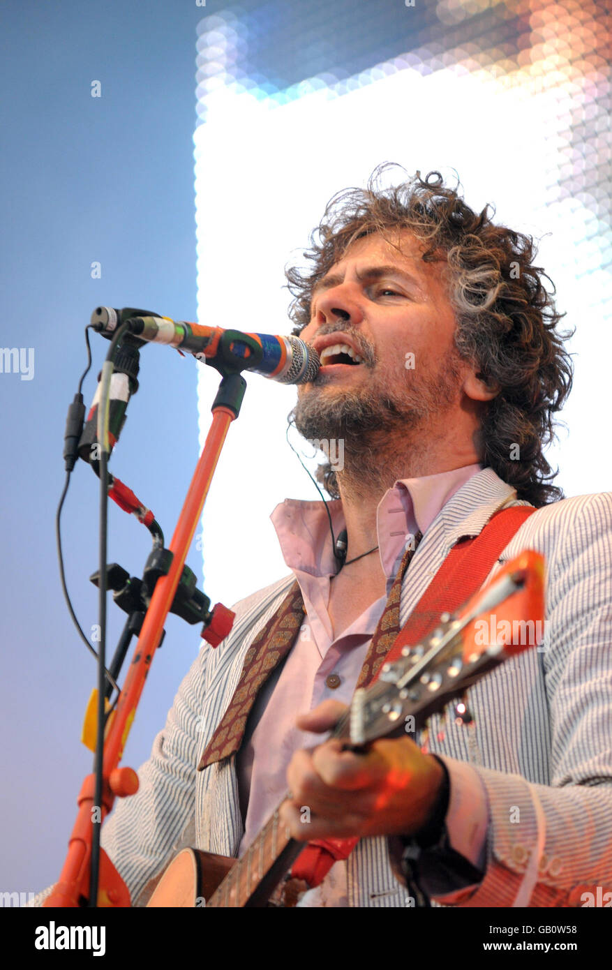 Wayne Coyne des Flaming Lips se produit au cours du deuxième jour de la Lovebox Weekender au Victoria Park, dans l'est de Londres. Banque D'Images