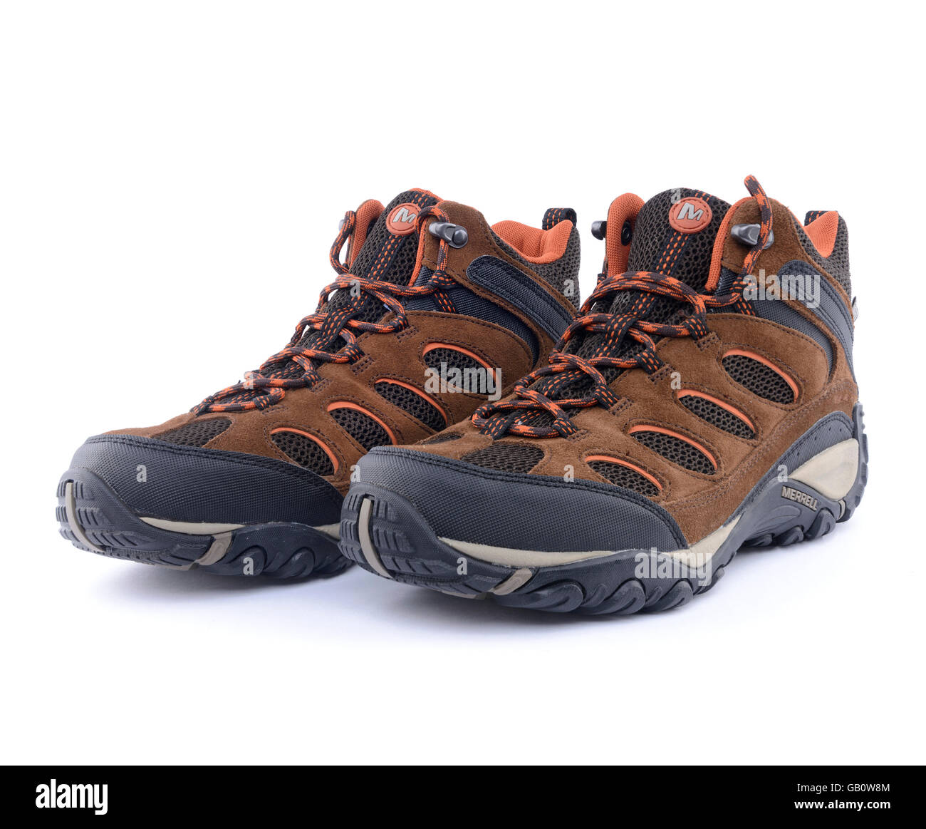 Une paire de Merrell brown high top bottes de marche isolé sur fond blanc Banque D'Images