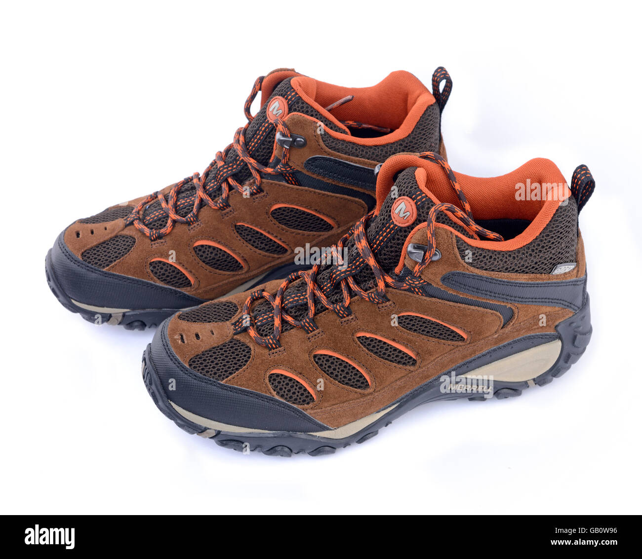 Une paire de Merrell brown high top bottes de marche isolé sur fond blanc Banque D'Images