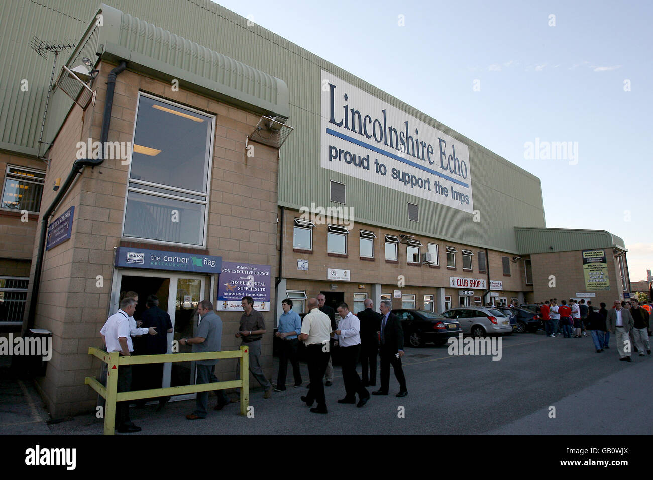 Football - amical - Lincoln City / Aston Villa - Sincil Bank Stadium.Des fans sont en file d'attente devant le stade Sincil Bank Banque D'Images