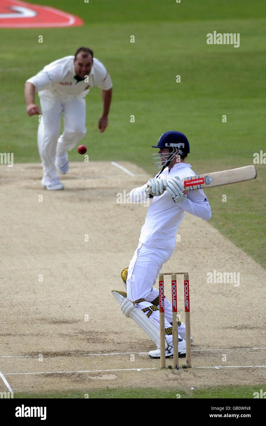 Le batteur d'Angleterre James Anderson débarque du bowling de Jacques Kallis en Afrique du Sud lors du deuxième match du npower Test au terrain de cricket de Headingley, à Leeds. Banque D'Images