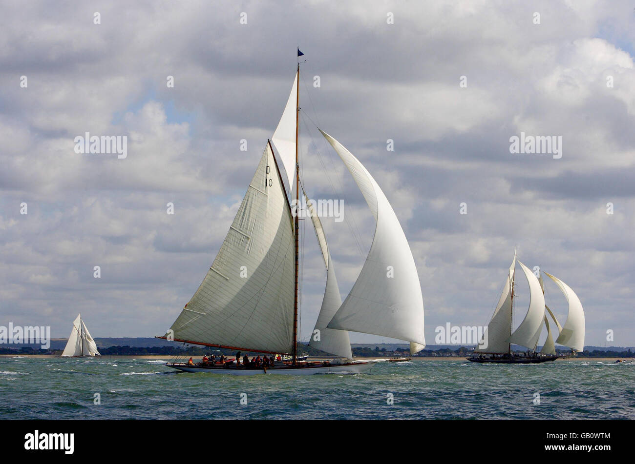 Les yachts prennent part à la course ronde sur l'île le premier jour de la régate du British Classic Yacht Club sur le Solent. Banque D'Images