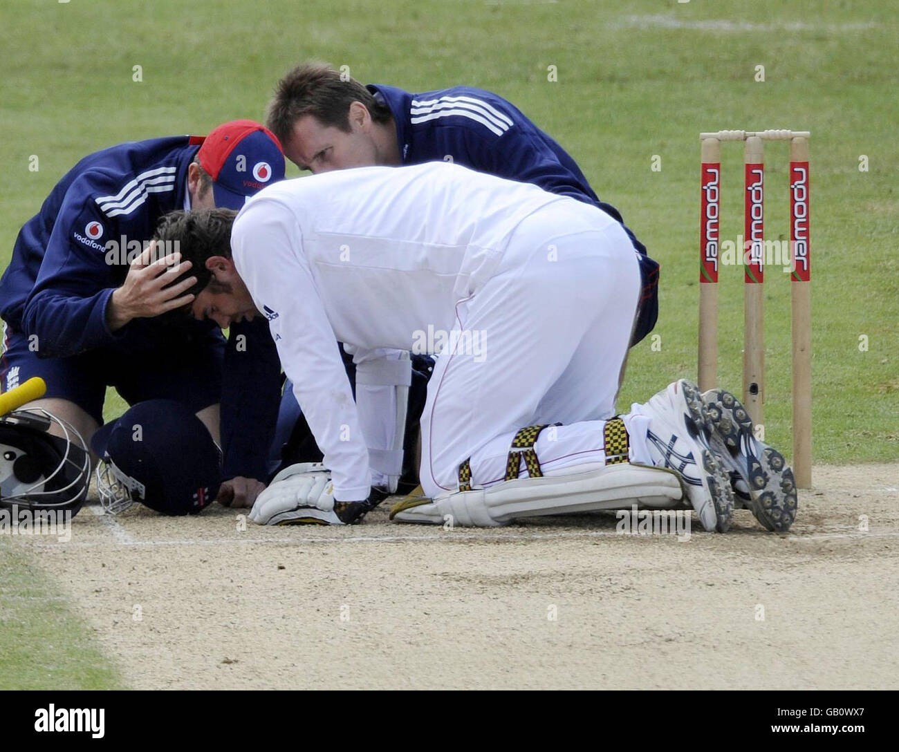 Le batteur d'Angleterre James Anderson est traité après avoir été frappé à la tête d'une balle au large de Dale Steyn, le batteur sud-africain, lors du deuxième match du npower Test au terrain de cricket de Headingley, à Leeds. Banque D'Images