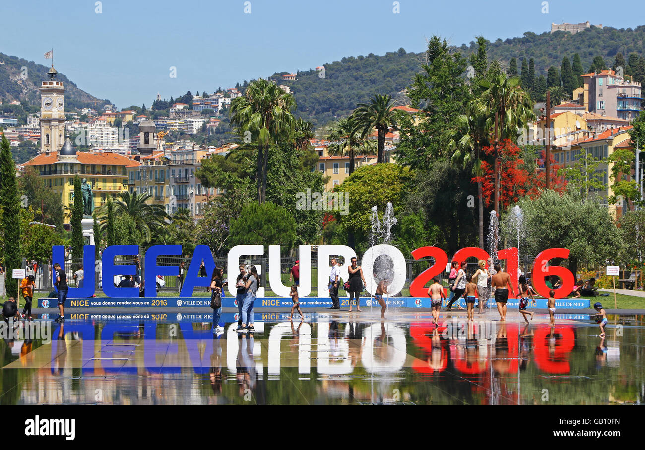 Les gens s'amuser dans la grande fontaine située près de l'UEFA EURO 2016 logo en promenade du Paillon dans la ville de Nice, France Banque D'Images