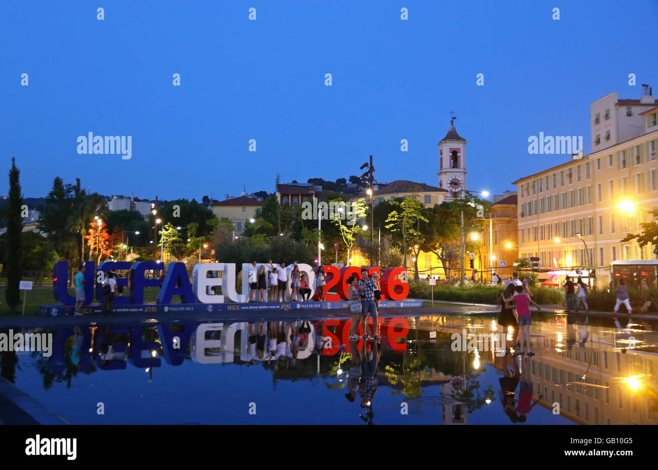 Les gens s'amuser dans la grande fontaine située près de l'UEFA EURO 2016 logo en promenade du Paillon dans la ville de Nice, France Banque D'Images