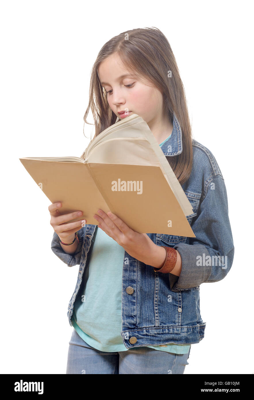 Un preteen girl lit un livre isolé sur fond blanc Banque D'Images