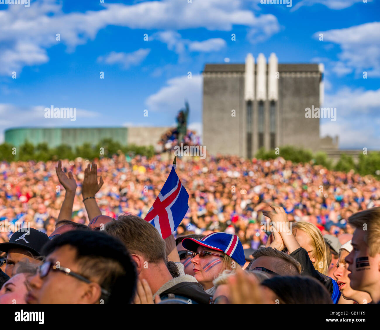 La foule dans le centre de Reykjavik en regardant l'Islande, à l'UEFA Euro 2016 Tournoi de football, Reykjavik, Islande Banque D'Images