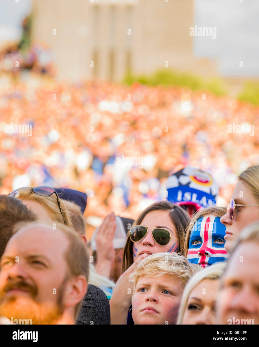 Les foules à Reykjavik en regardant l'Islande, à l'UEFA Euro 2016 Tournoi de football, Reykjavik, Islande. Fille avec visage peint. Banque D'Images