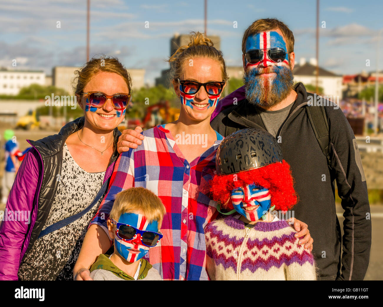 Famille islandaise avec visages peints, soutenant l'Islande, à l'UEFA Euro 2016 Tournoi de football, Reykjavik, Islande. Banque D'Images
