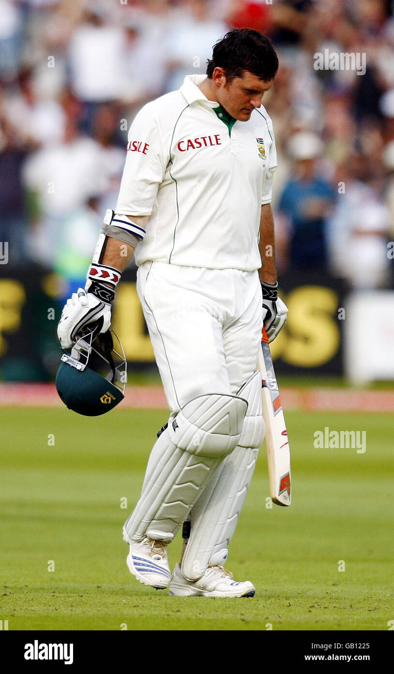 Le capitaine sud-africain Graeme Smith s'en va et a attrapé Kevin Pietersen qui a fait équipe avec James Andersonlors du premier match de npower Test au terrain de cricket de Lord's, à Londres. Banque D'Images