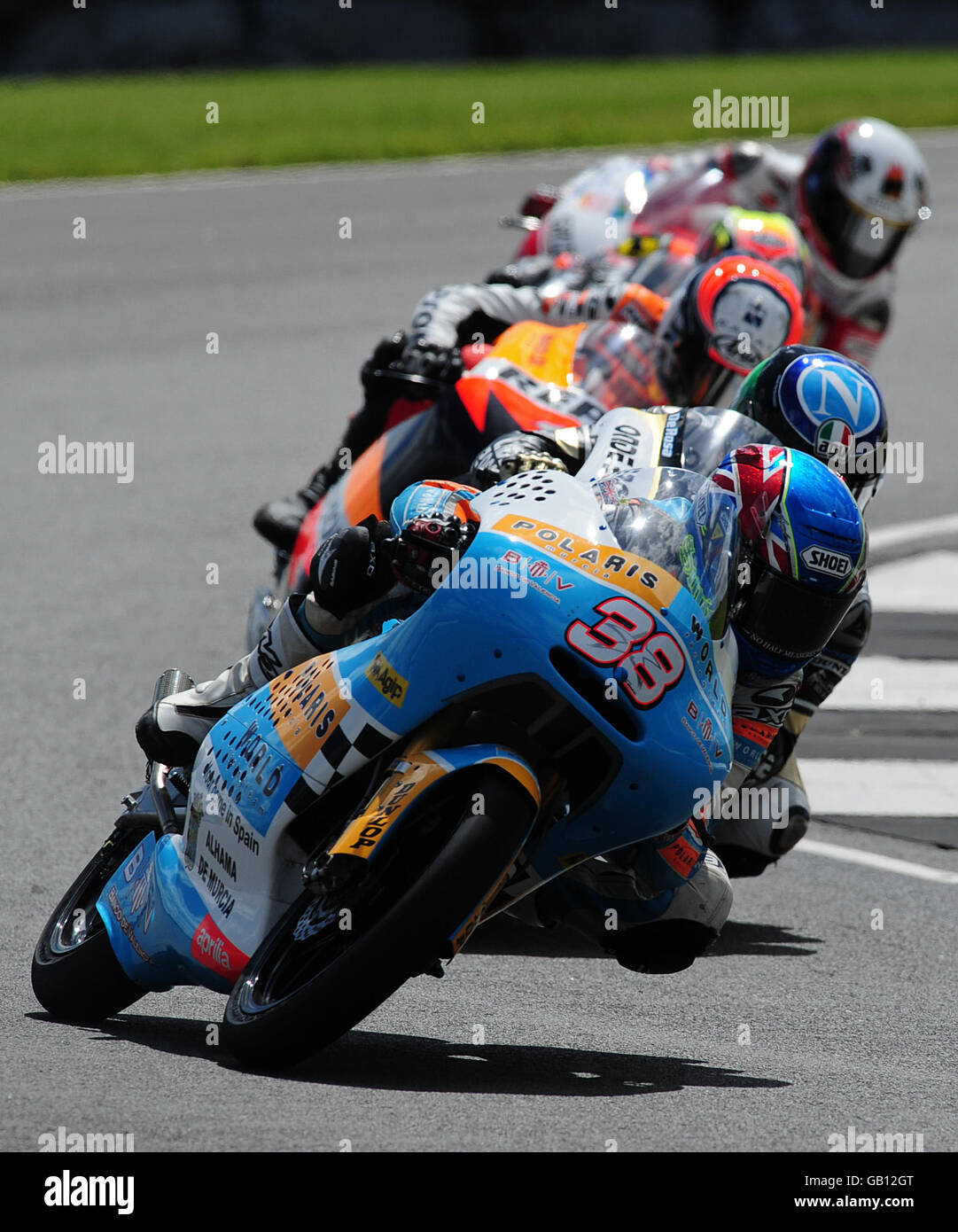 Bradley Smith, en Grande-Bretagne, dirige son groupe lors de la course de 125 cc lors du Grand Prix de moto britannique bwin.com à Donington Park. Banque D'Images