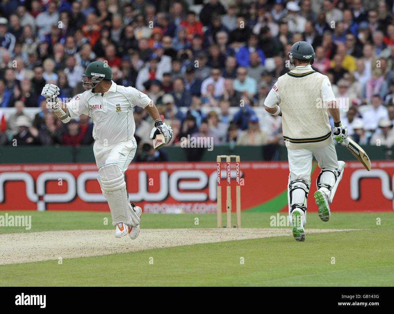 Le Prince Ashwell d'Afrique du Sud (à gauche) atteint son partenariat de 100 avec AB de Villiers lors du deuxième match de npower Test au terrain de cricket de Headingley, à Leeds. Banque D'Images
