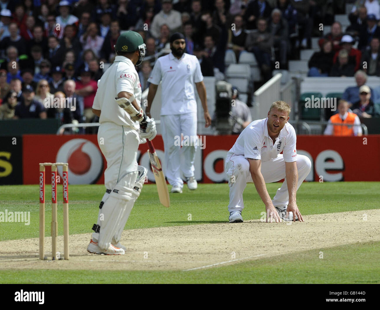 Cricket - deuxième test de npower - deuxième jour - Angleterre / Afrique du Sud - Headingley.Andrew Flintox, de l'Angleterre, regarde Ashwell Prince lors du deuxième match de npower Test au terrain de cricket de Headingley, à Leeds. Banque D'Images