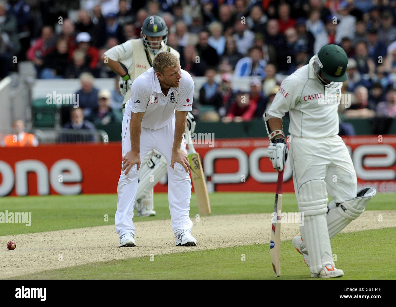 Andrew Flintox, en Angleterre, semble frustré, alors que le Prince Ashwell (à droite) et AB de Villiers, en Afrique du Sud, s'entassent sur les courses lors du deuxième match du npower Test au terrain de cricket de Headingley, à Leeds. Banque D'Images