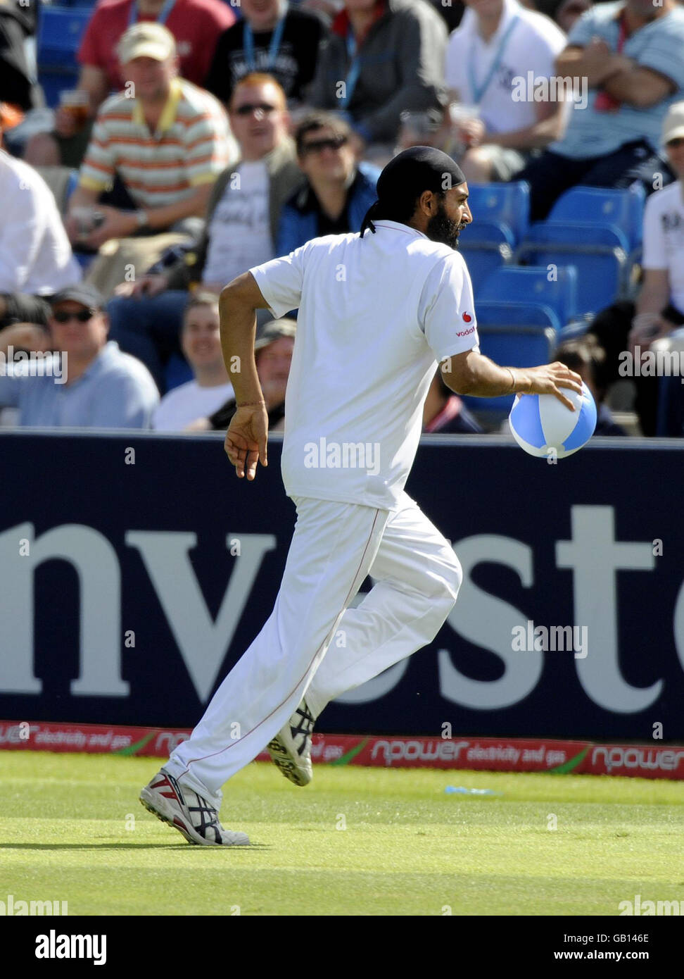 Cricket - deuxième test de npower - deuxième jour - Angleterre / Afrique du Sud - Headingley.Le monty Panesar d'Angleterre retire un ballon du cricket lors du deuxième match de npower Test au terrain de cricket de Headingley, à Leeds. Banque D'Images