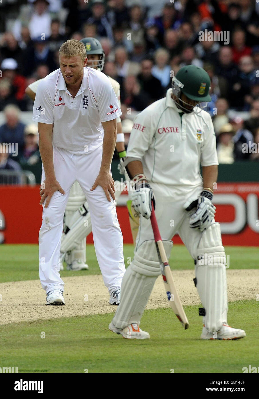 Andrew Flintox, de l'Angleterre, réagit derrière le Prince Ashwell (à droite) d'Afrique du Sud lors du deuxième match de npower Test au terrain de cricket de Headingley, à Leeds. Banque D'Images