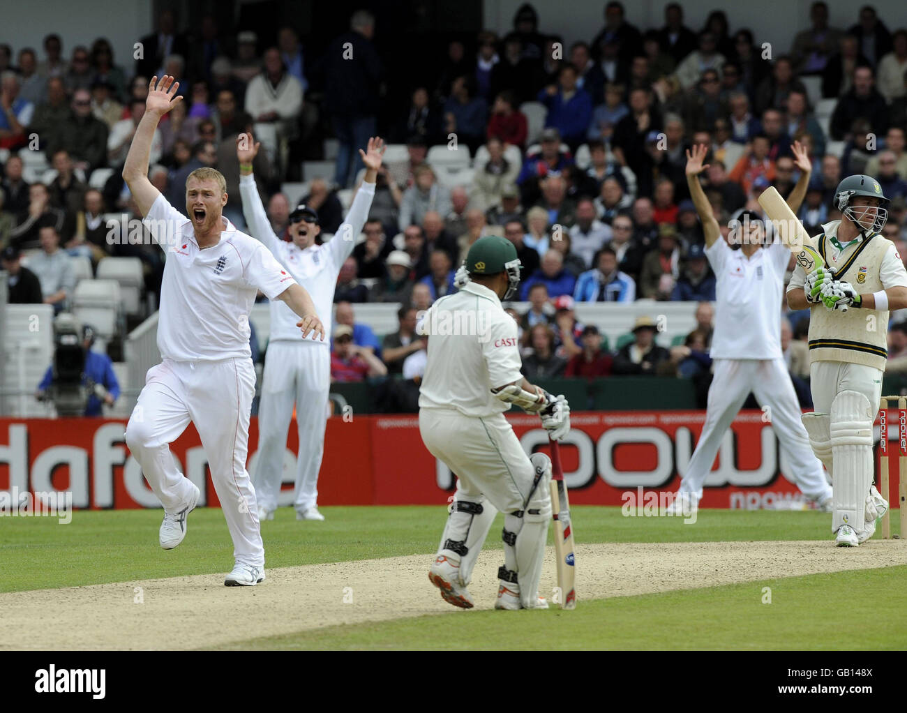 Andrew Flintooff et l'Angleterre font un appel sans succès pour le cricket d'AB de Villiers lors du deuxième match de npower Test au terrain de cricket de Headingley, à Leeds. Banque D'Images