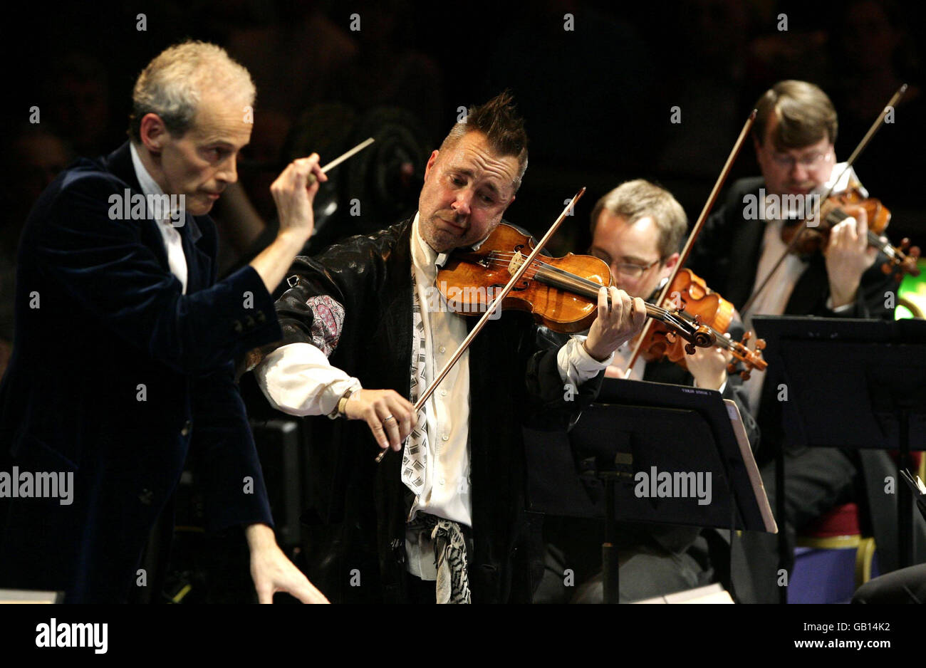 Nigel Kennedy (2e à gauche) se produit avec le BBC concert Orchestra, avec le chef Paul Daniel (1re à gauche), lors du concert de Proms 2 à la BBC Proms, au Royal Albert Hall de Londres. Banque D'Images