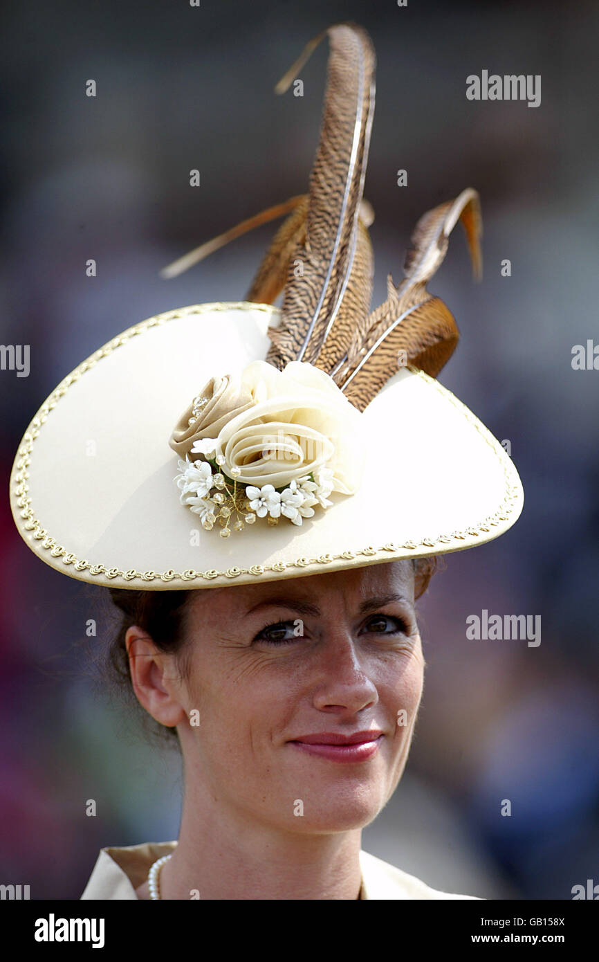 Course hippique, Royal Ascot. Un gardien de course portant un motif chapeau  sophistiqué Photo Stock - Alamy