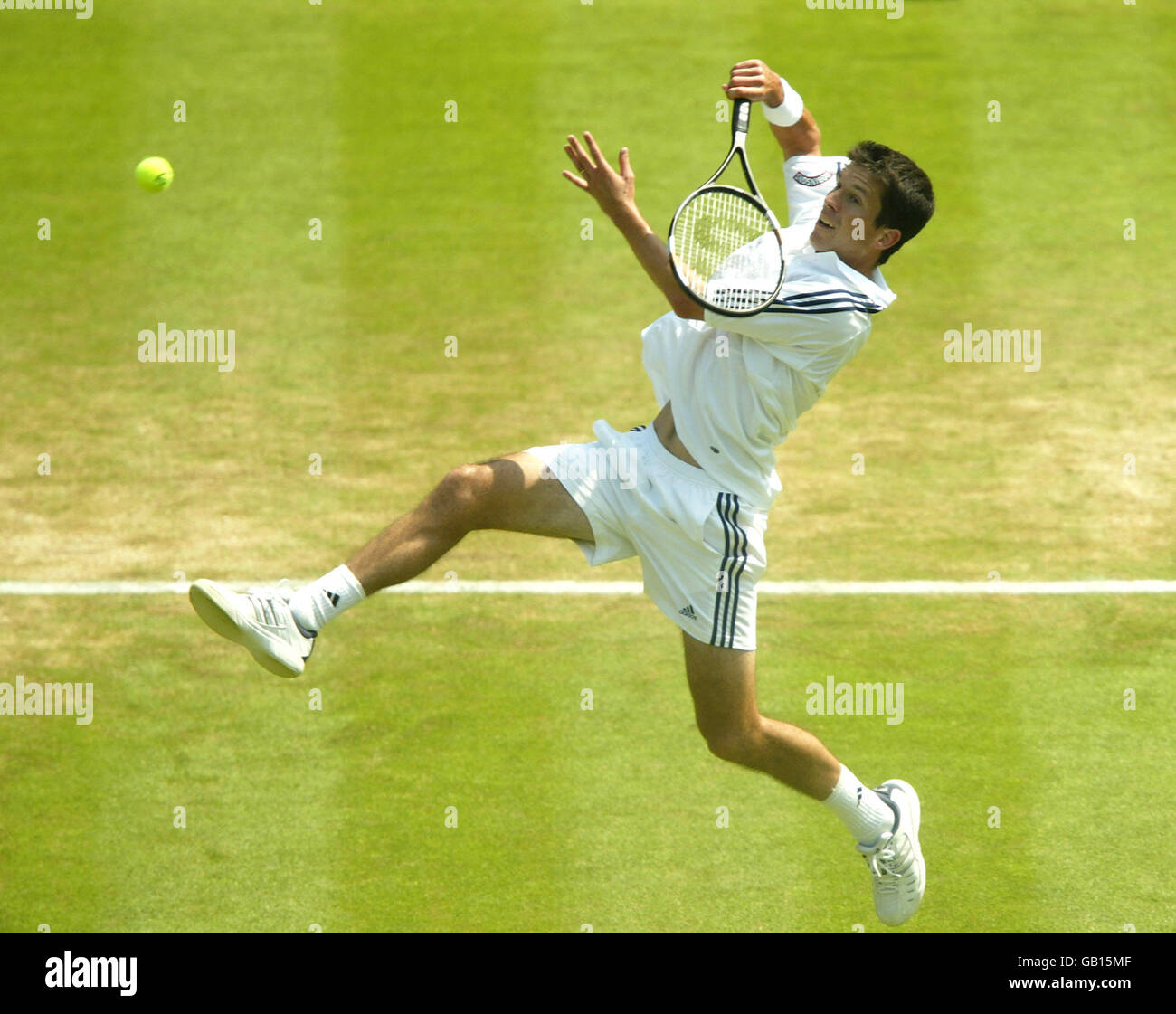 Tennis - Wimbledon 2003 - deuxième tour pour hommes - Tim Henman contre Michael Llodra.Tim Henman revient à Michael Llodra Banque D'Images